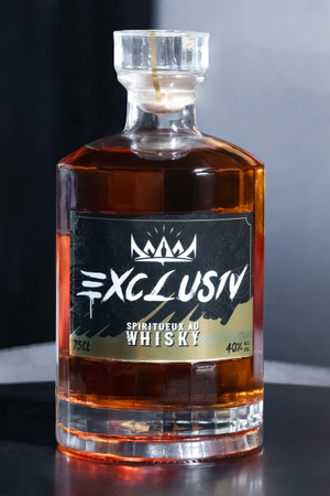Bouteille Excluvis Spiritueux au Whisky – liqueur produite à Tahiti