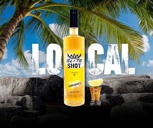 Bouteille de liqueur vodka Elite Shot caramel avec verre à shot, ambiance tropicale locale et plage