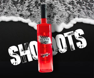 Bouteille de liqueur vodka Elite Shot goût cherry sur fond sombre avec vague, visuel shoots