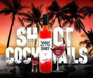 Bouteille de liqueur vodka Elite Shot goût fraise avec verre à shot et cocktail, visuel tropical pour shot cocktails