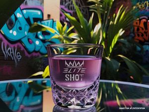 Cocktail Violet Sparkle préparé avec la liqueur Elite Shot